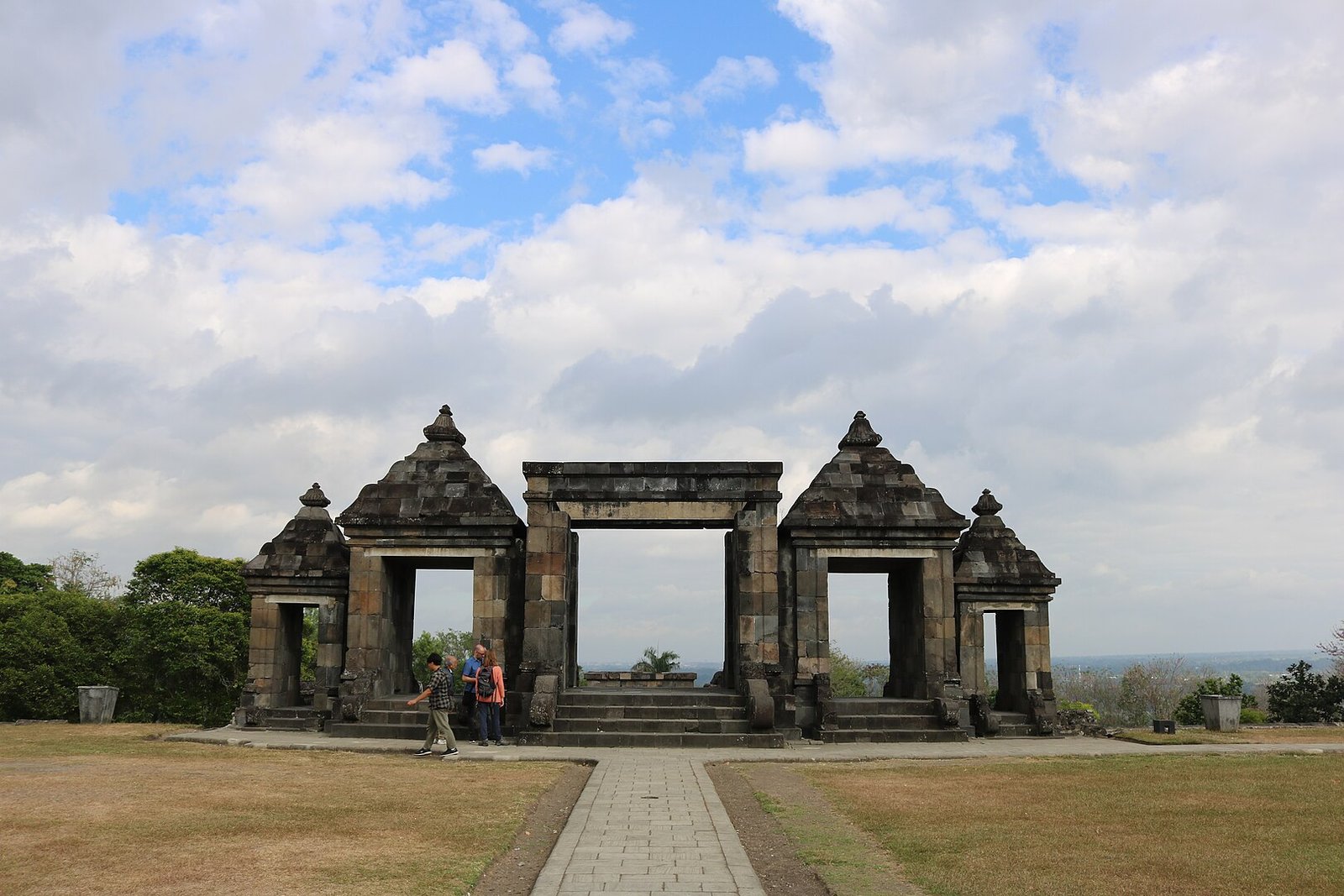 Kraton_Ratu_Boko_(Ratu_Boko_Temple)_in_Yogyakarta,_Indonesia_03