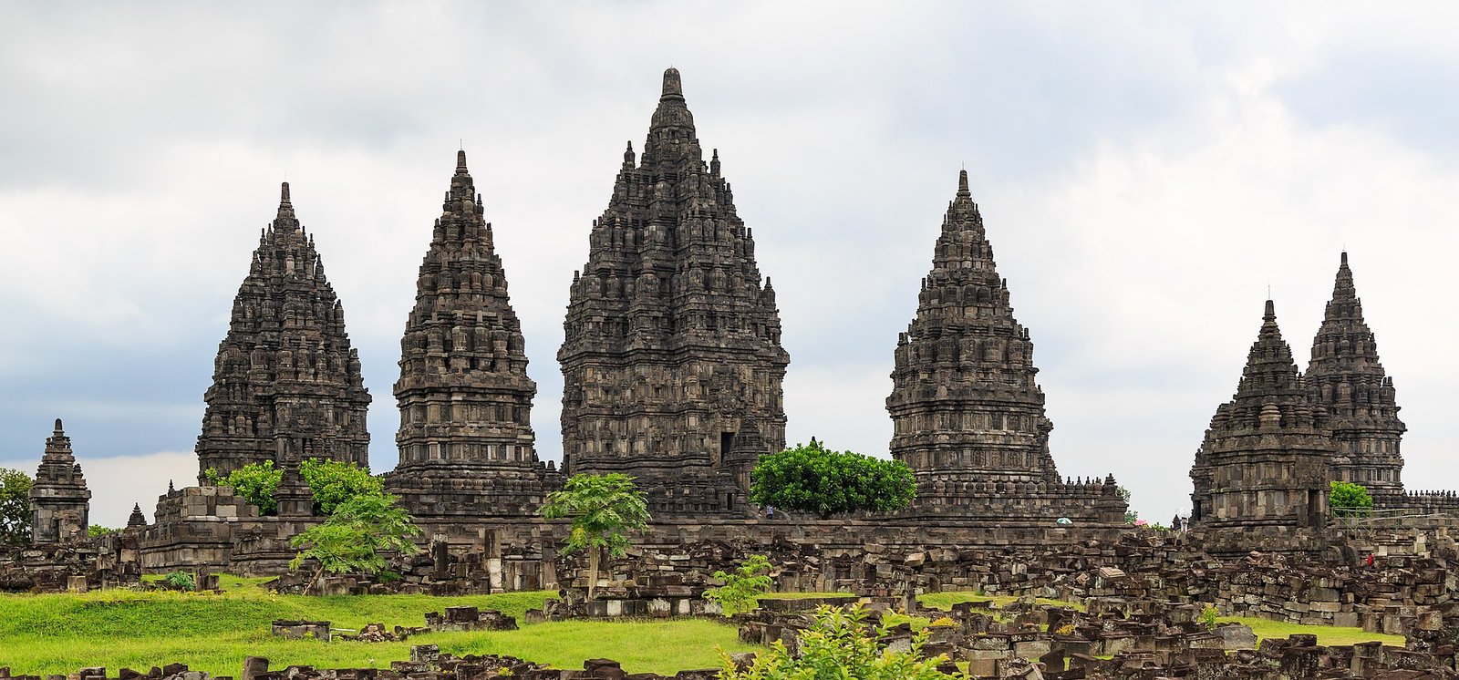 Yogyakarta_Indonesia_Prambanan-temple-complex-02